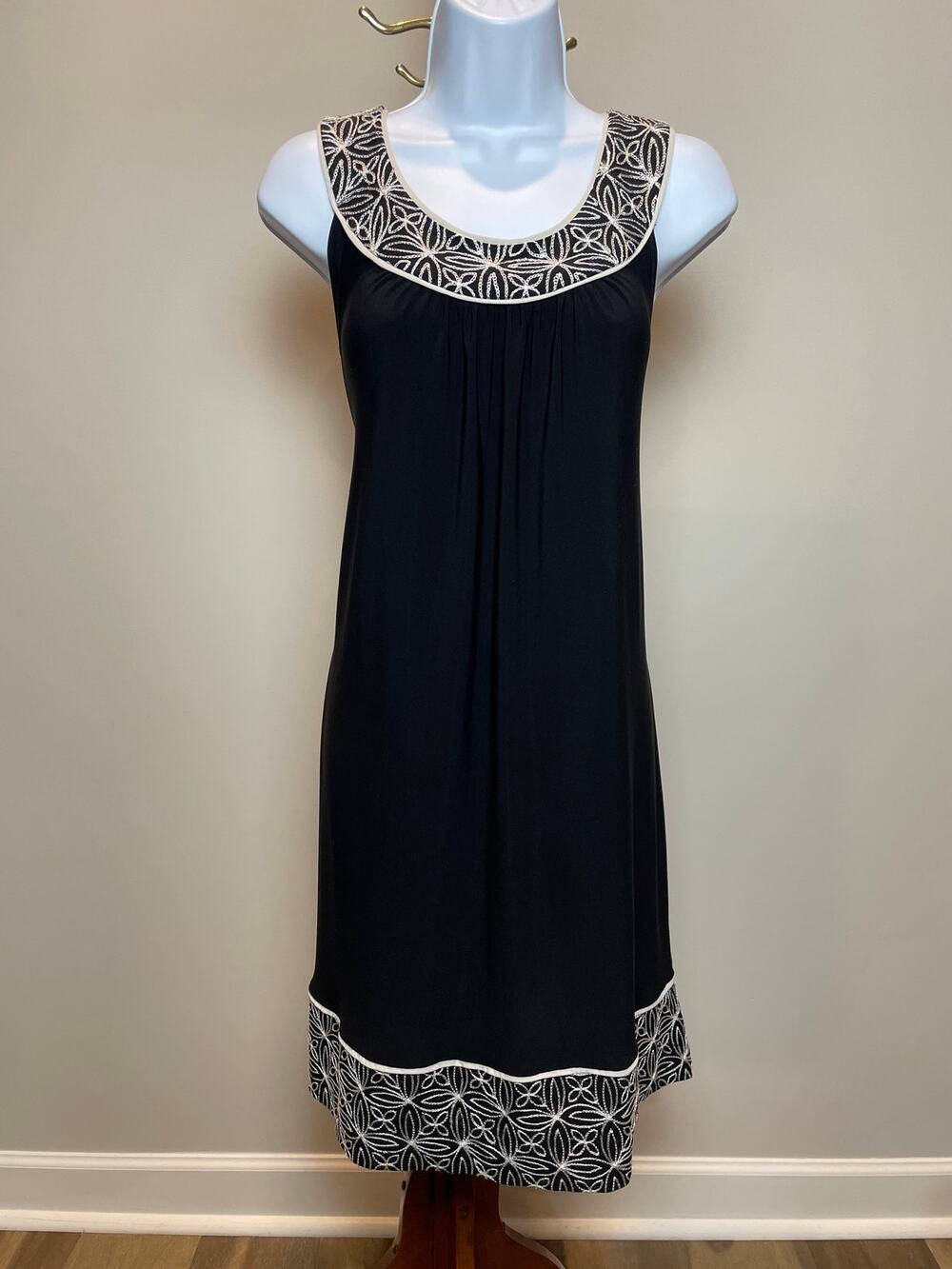 Dressbarn Black Cream Embroidered Shift Dress Size 10